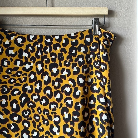 WHO WHAT WEAR Mustard Yellow Leopard Print Side Zip Skirt - Picture 2 of 8